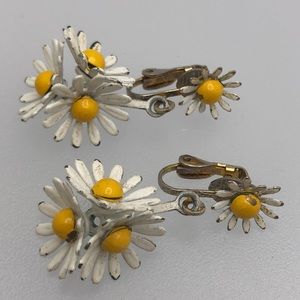 VTG Very Pretty Daisies Dangling Clip-ons